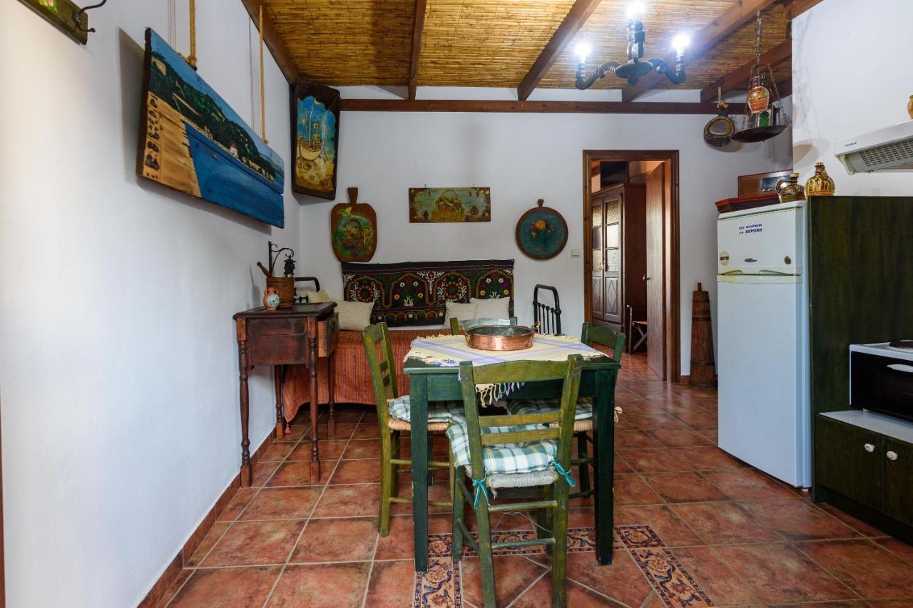 Eros Pittoresque Retreats - Perfect Location, Panoramic Seaview Holiday home *