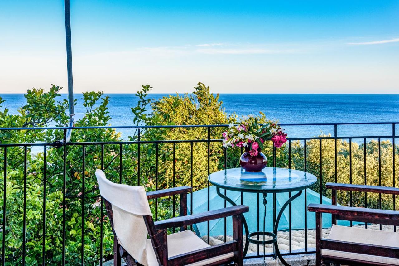 Eros Pittoresque Retreats - Perfect Location, Panoramic Seaview Holiday home